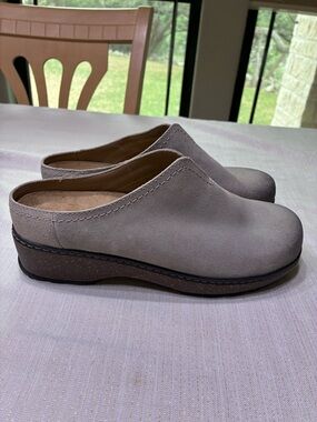 Earth Women’s Slip-On Suede Mule in Light Taupe Size 7.5W